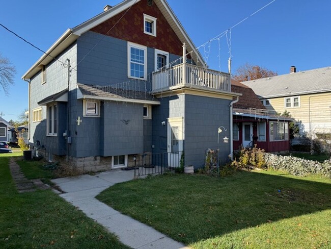 Building Photo - West Allis 3 bedroom 1.5 bath large 2 car ...