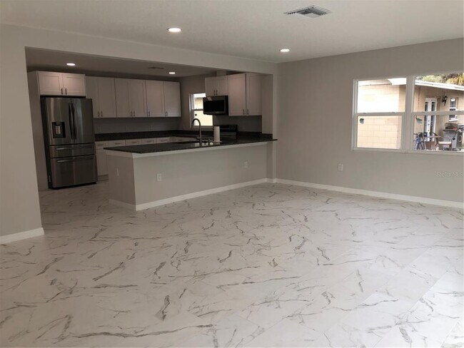 Building Photo - 345 Parkland Ave