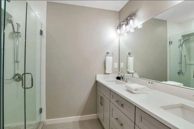 Building Photo - Stunning Furnished Townhouse in the South ...