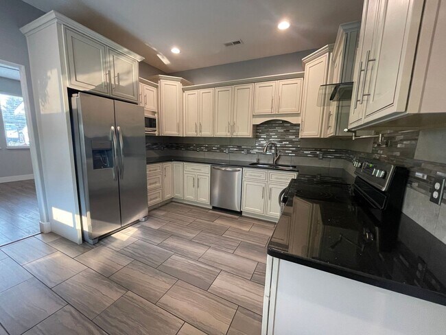 Building Photo - Richland House For Lease