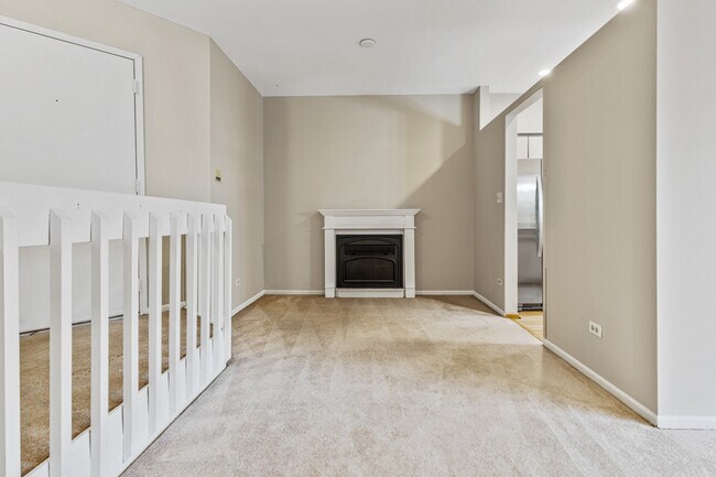 Building Photo - 1665 Commodore Ct