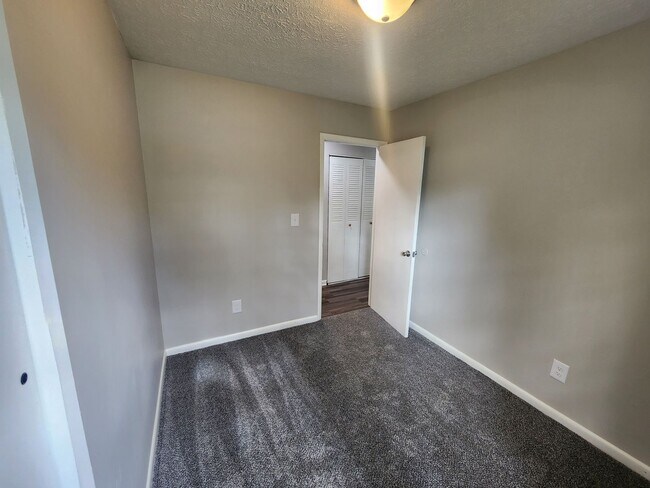 Building Photo - Updated 3 bedroom 1 bath in Fairdale with ...