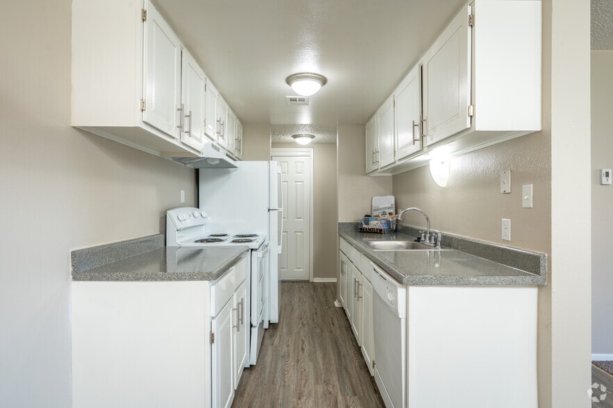 2BR, 1BA - 950SF - Kitchen - The Park at Whispering Pines