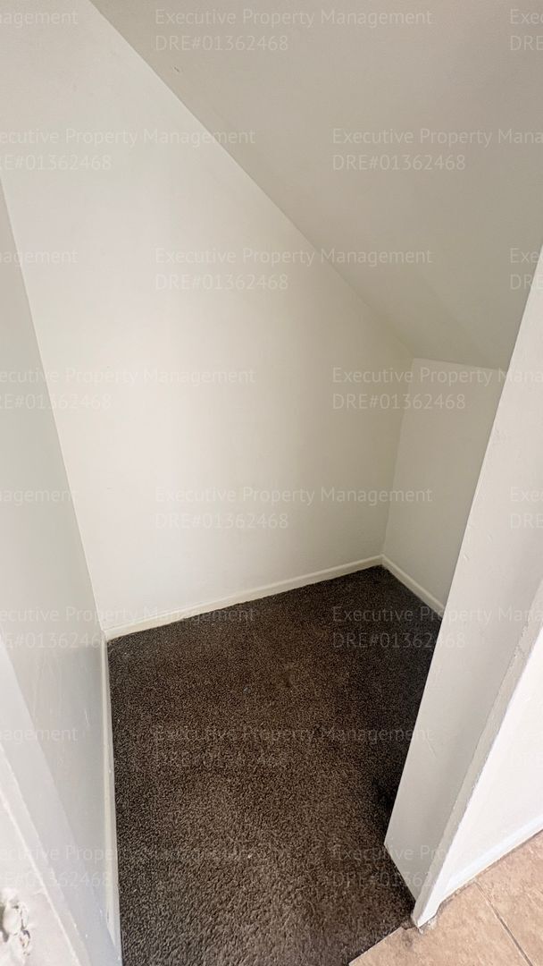 Building Photo - 2 bedroom 1.5 bathroom townhome near shopping centers and hospital! Located in the 93305 zip code...