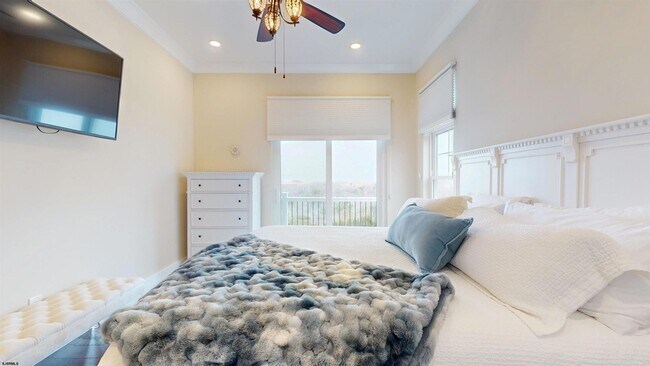 Building Photo - 404 21st St S