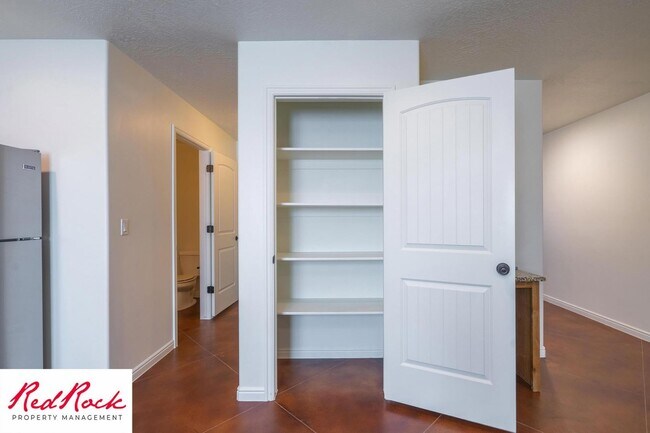 Building Photo - DOG-FRIENDLY 3 Bedroom Townhome with INTERNET INCLUDED!