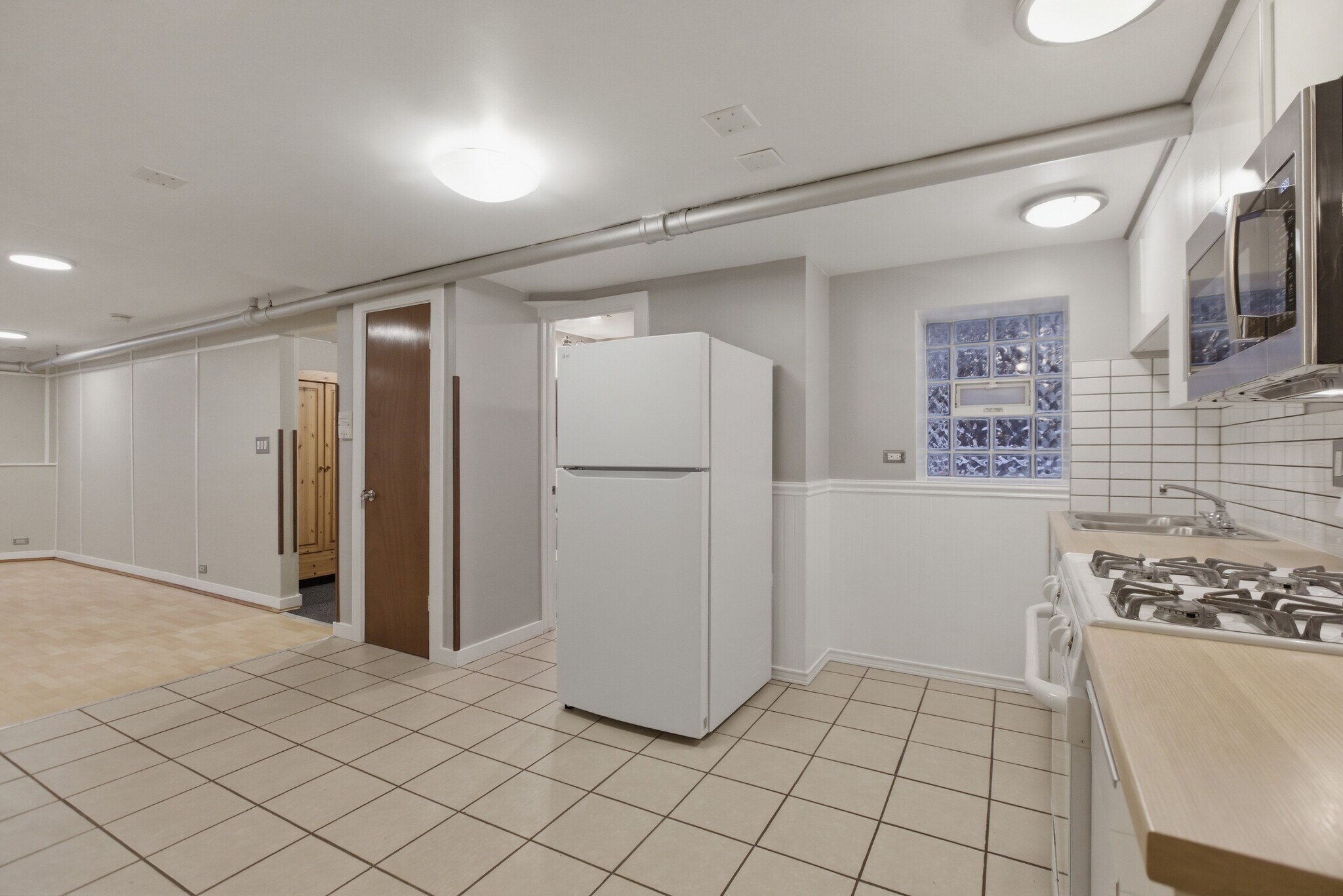 Building Photo - 6645 N Greenview Ave