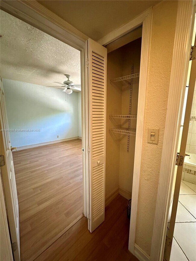 Building Photo - 1423 Holly Heights Dr