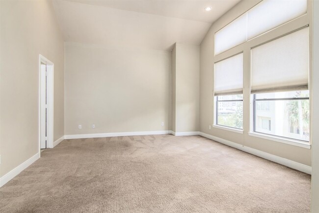 Building Photo - 5227 Lillian St