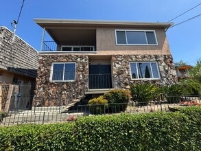 Building Photo - 1073R