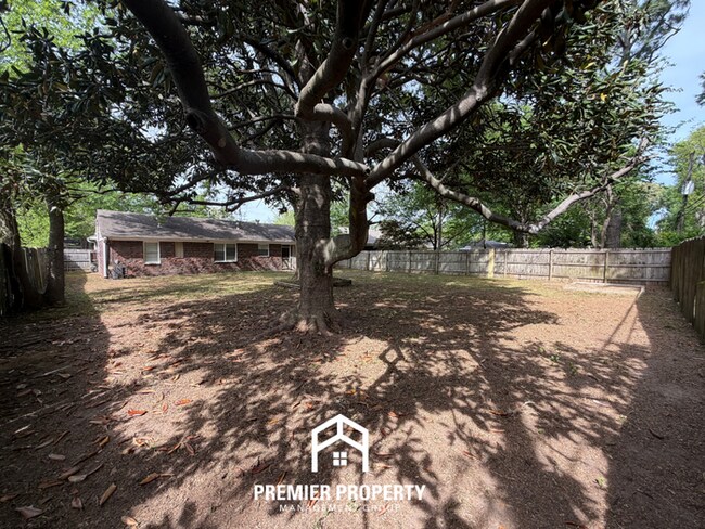Building Photo - Charming 3BR/2BA in High-Demand 38117 | Hardwood Floors & Fenced Yard