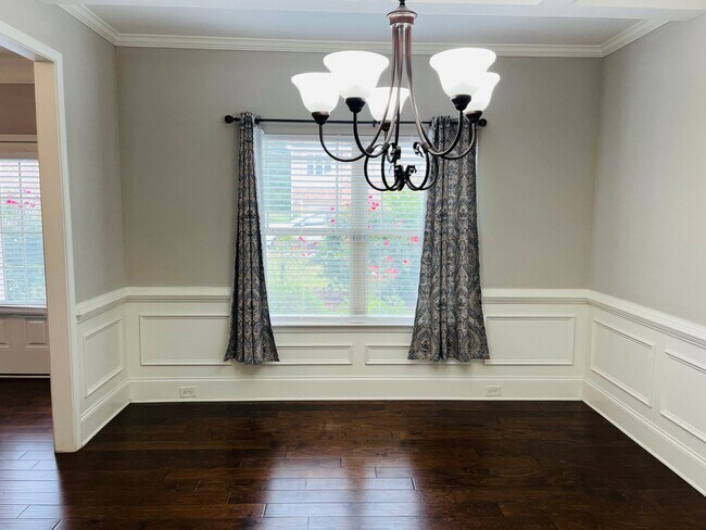 Building Photo - WOW! 5 bed, 4 full baths, brick exterior, ...