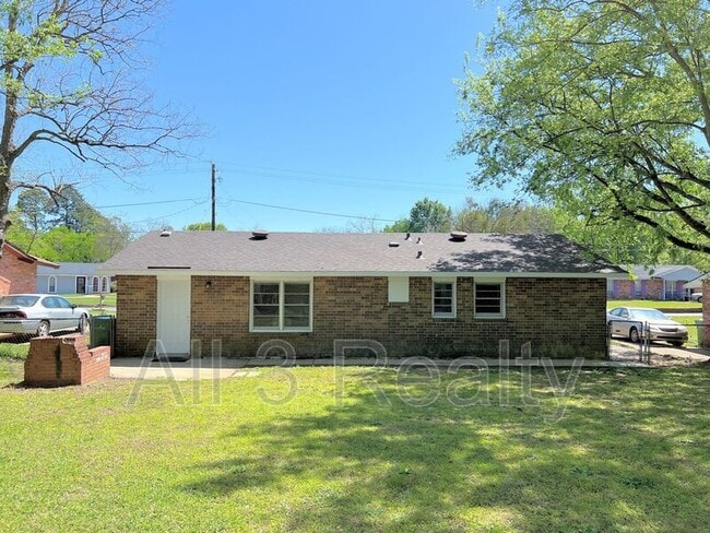 Building Photo - 641 Groveland Dr