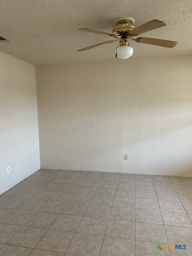 Building Photo - 903 N Main St