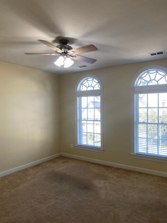 Building Photo - 3 Bedroom Townhome in Sterling, with a large complete loft on top floor