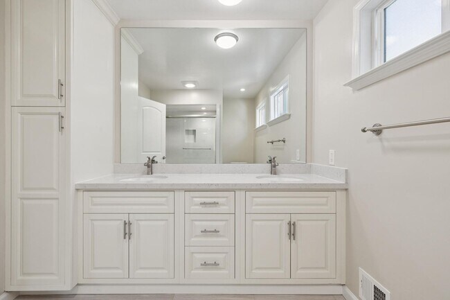Building Photo - Luxury Apartment Available in gated Community downtown Palo Alto!