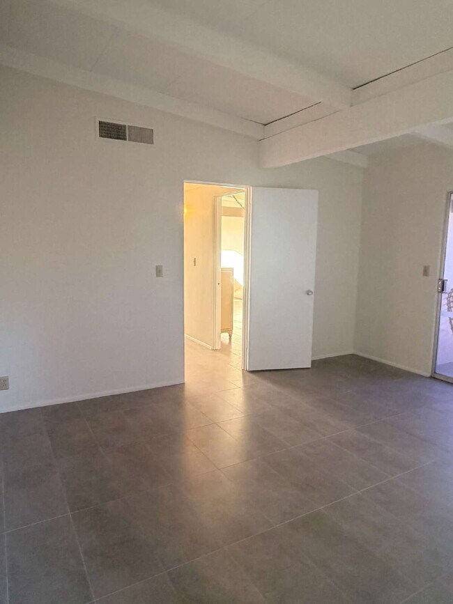 Building Photo - Convenient Oasis  2 Bedrooms / 2 Bathrooms