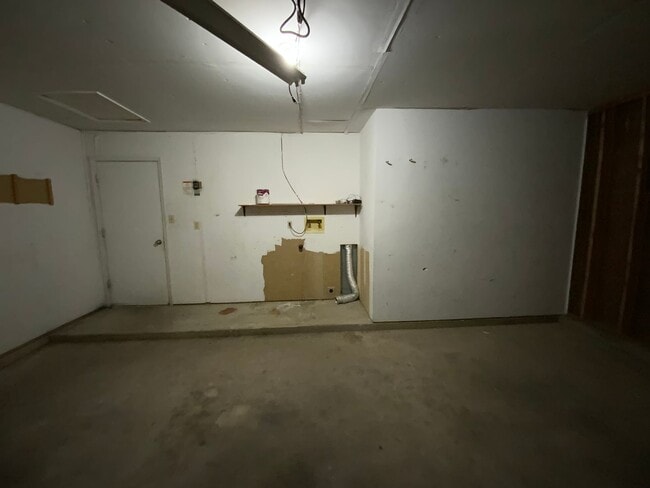 Building Photo - 3 Bedroom Single Story Home Available Near...