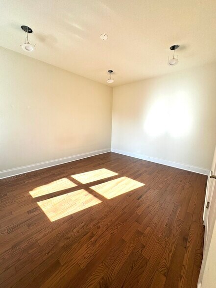 Building Photo - 1145 W Lunt Ave