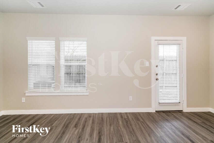 Building Photo - 309 N Centro Cir