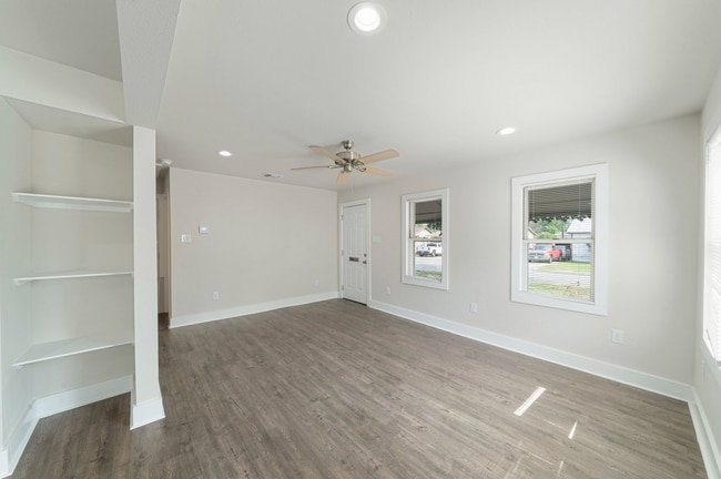 Building Photo - 1627 W Mariposa Dr