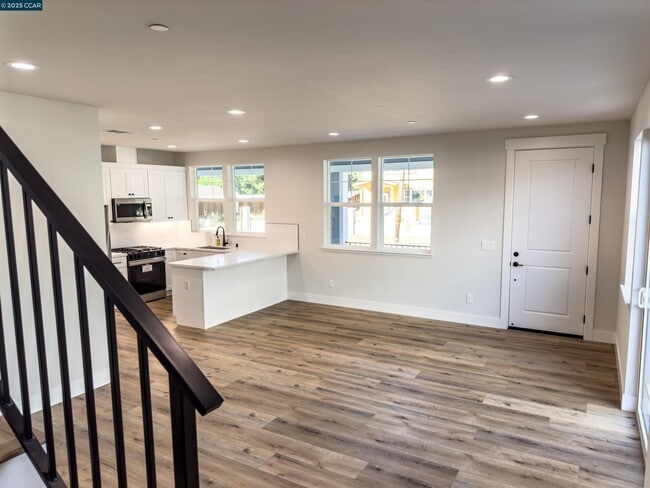 Building Photo - 4684 Prospect Ave