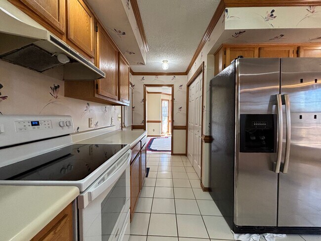 Building Photo - 3 Bedroom Home With Large Bonus Room Convenient to US 421