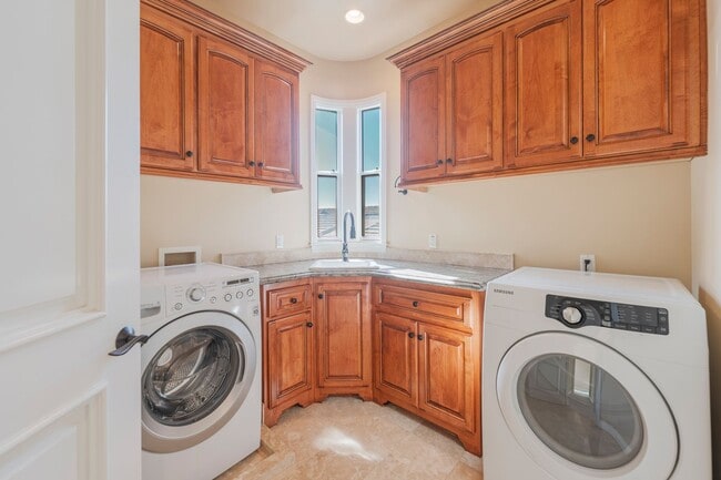 Building Photo - Luxury Detached Townhome in Redondo Beach