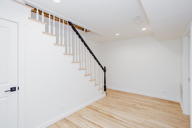 Building Photo - 6677 N Oliphant Ave