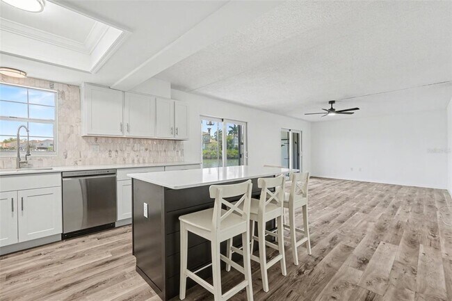 Building Photo - 8828 Bay Pointe Dr