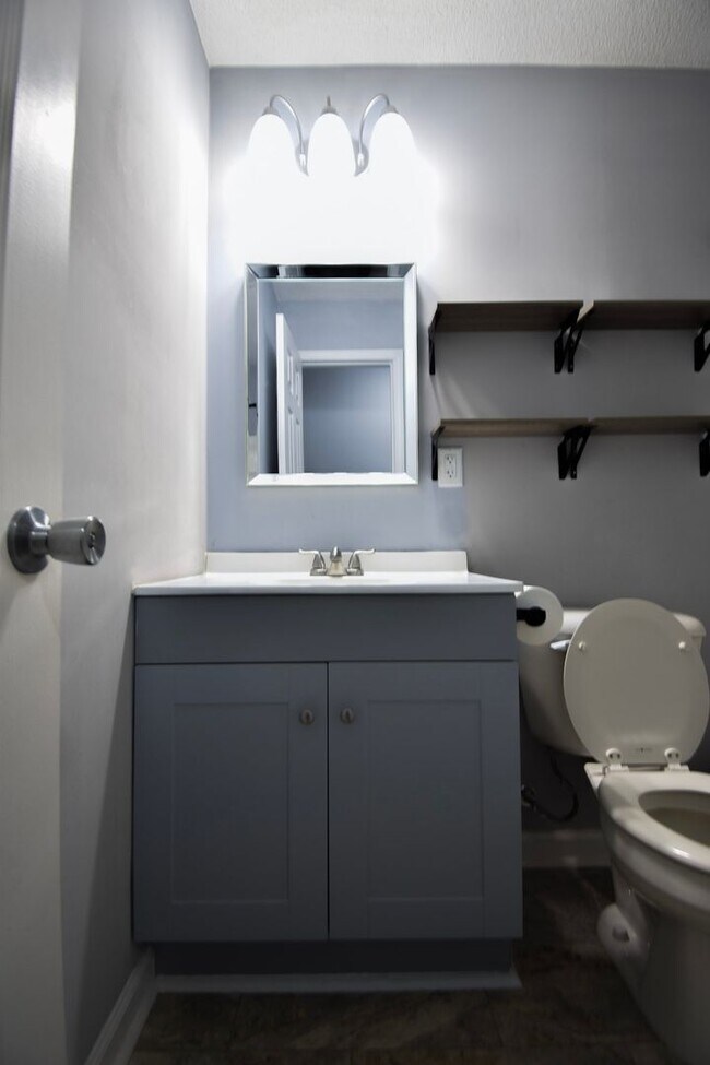 Building Photo - 3 Bedroom 2 Bathroom- Pets Considered