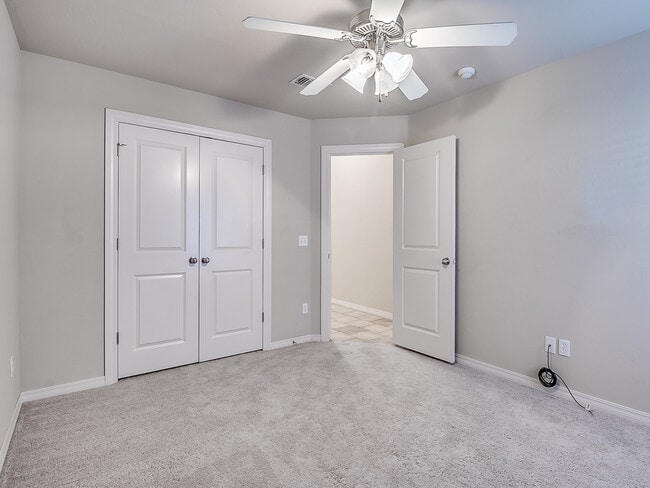 Building Photo - 4 Bedrooms/2 Baths/3Car - Deer Creek Schools - Gated Community of North Roselake Villas