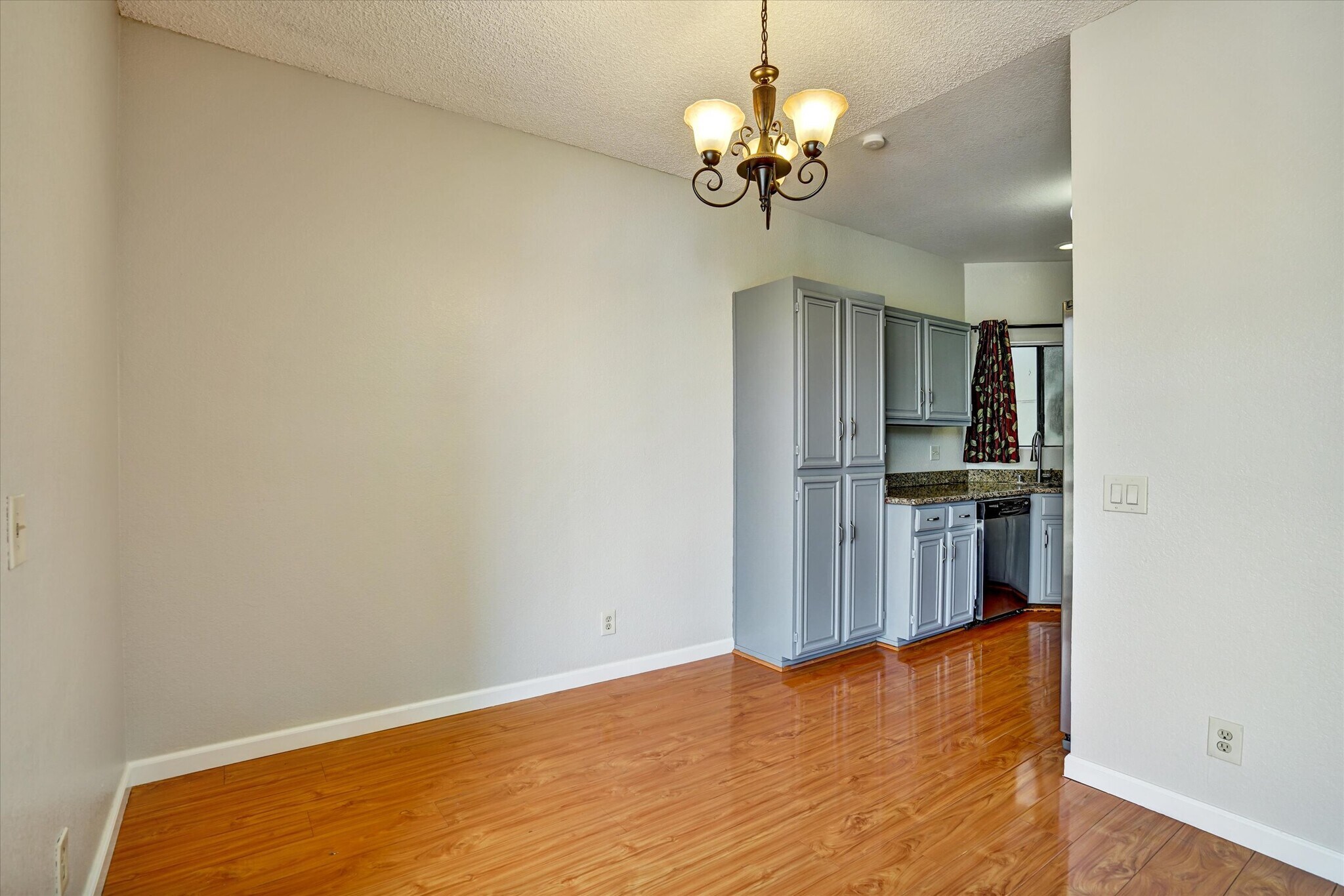 Building Photo - 3402 Pinewood Terrace