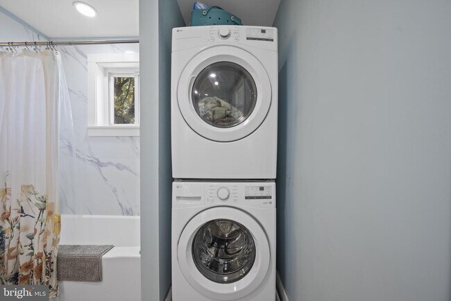 Building Photo - 11021 Bowerman Rd