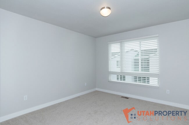 Building Photo - 999 W 360 S