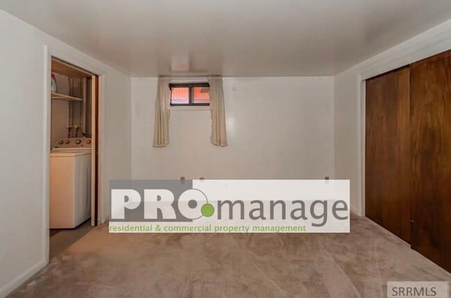 Building Photo - Three bed, one and a half bath townhouse in Idaho Falls