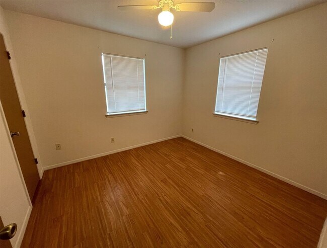 Building Photo - 204 Cedar Ln
