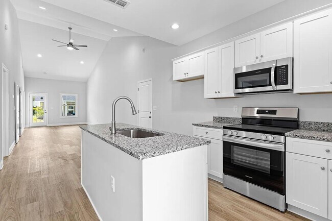Building Photo - 217 Lenox Cir