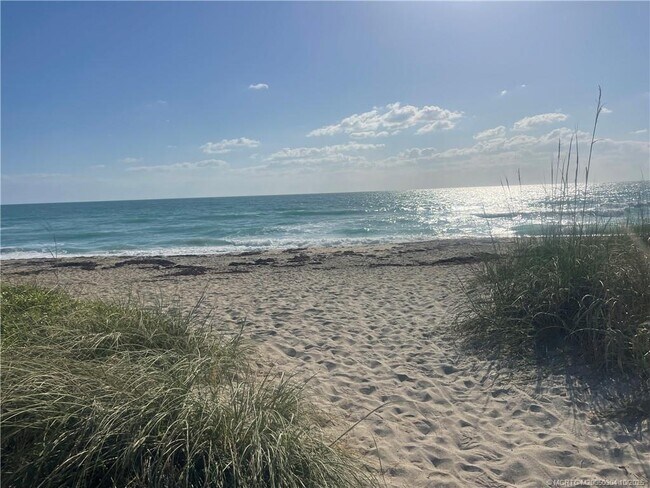 Building Photo - 1985 NE Collins Cir