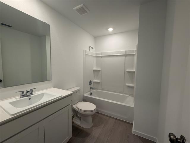 Building Photo - 624 W Criner St