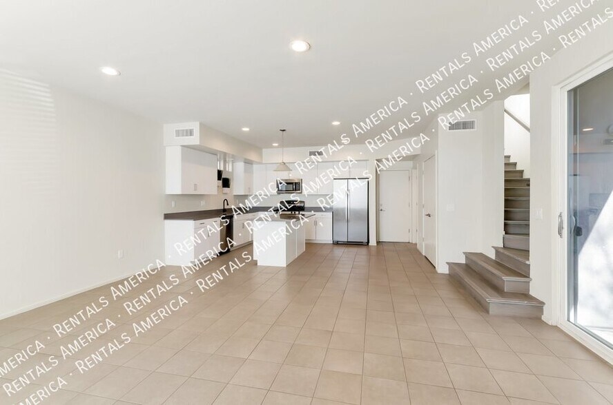 Building Photo - 872 E Park Modern Dr