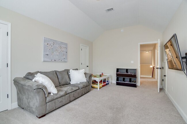 Building Photo - Gorgeous 5-Bedroom 3.5 Bath Home