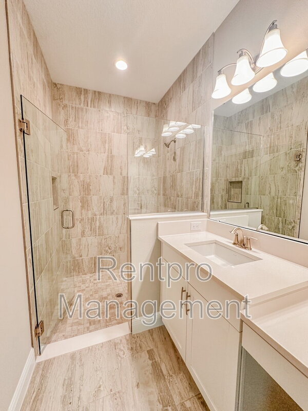 Building Photo - 12488 Oak Hill Way