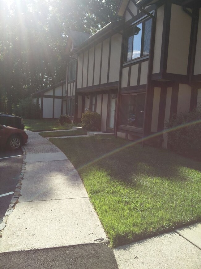 Building Photo - Spacious 3 bedroom house For Rent
