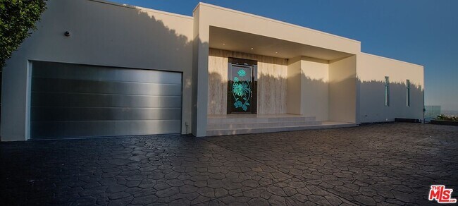 Building Photo - 1500 Blue Jay Way
