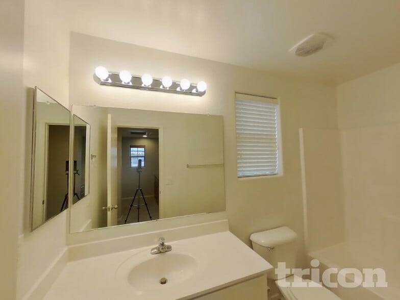 Building Photo - 4028 W Pedro Ln