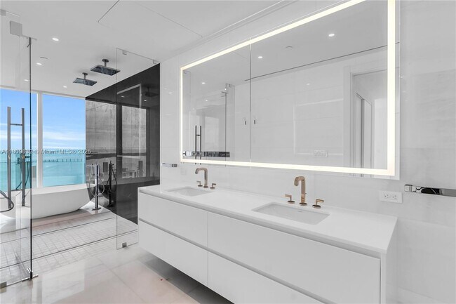 Building Photo - 300 Biscayne Blvd Way