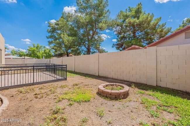 Building Photo - 1545 E Kings Ct
