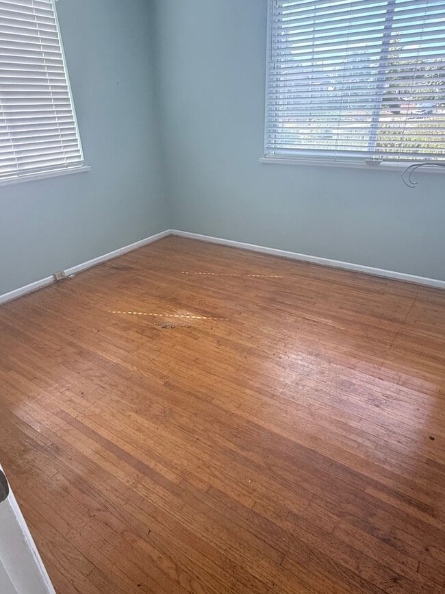Building Photo - 2 bedroom 1 bath home in fantastic location