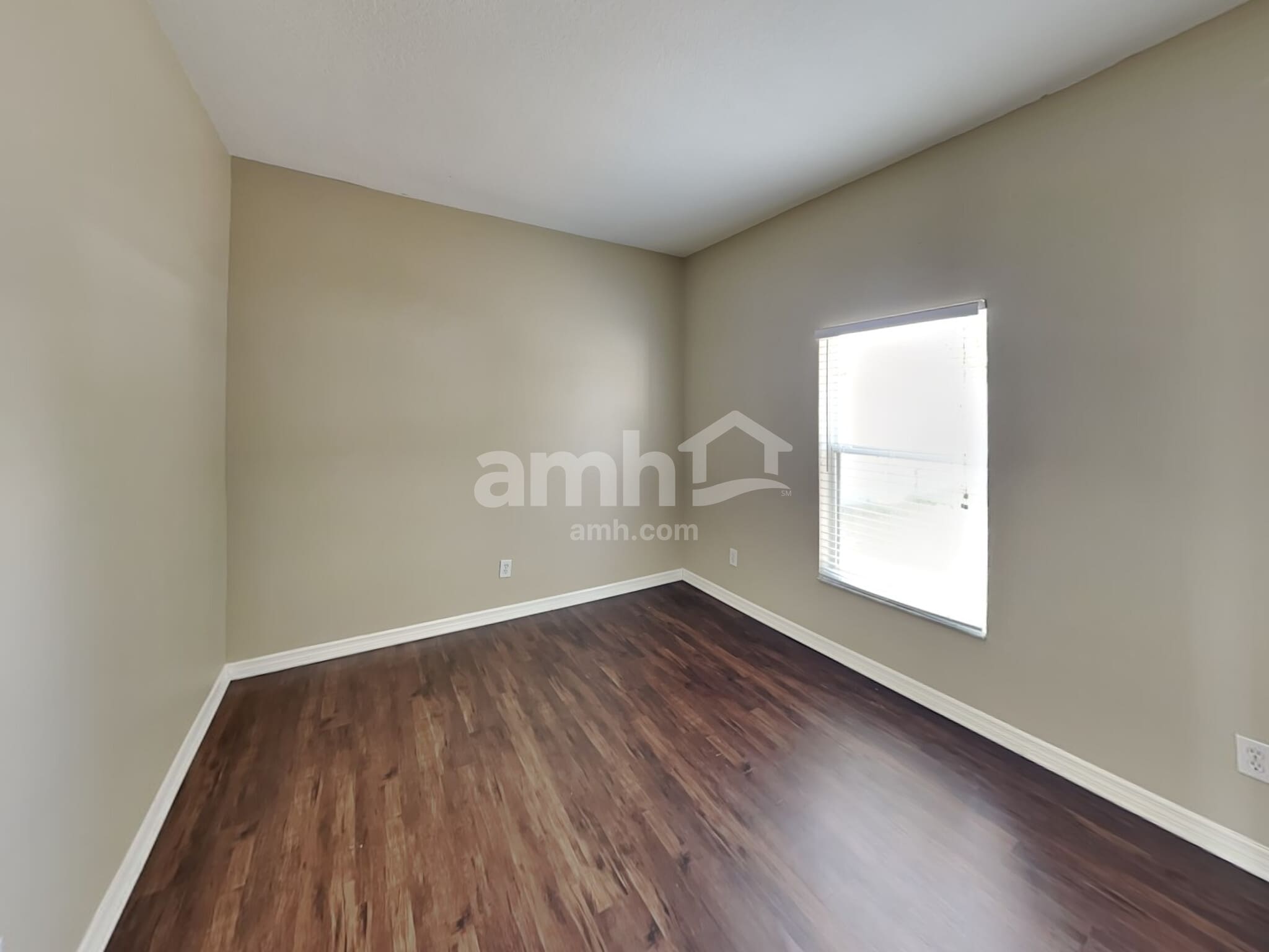 Building Photo - 1403 22nd Ave W